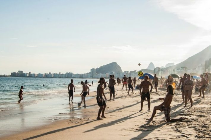 Praia, férias, diversão — Ferran Feixas/Unsplash