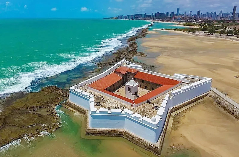 Fundado em 1598, o Forte dos Reis Magos, no Rio Grande do Norte, marca o nascimento da cidade de Natal. Com formato de estrela, foi essencial na defesa do litoral nordestino contra invasões francesas e holandesas. É um dos monumentos mais visitados do estado.