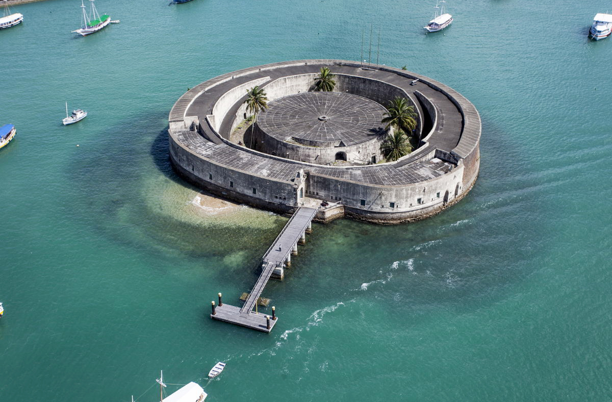 Único forte circular do Brasil, construído em 1623 na Baía de Todos os Santos, o Forte São Marcelo, na Bahia, já foi prisão e ponto de defesa naval; atualmente está fechado para restauração. Conhecido como 