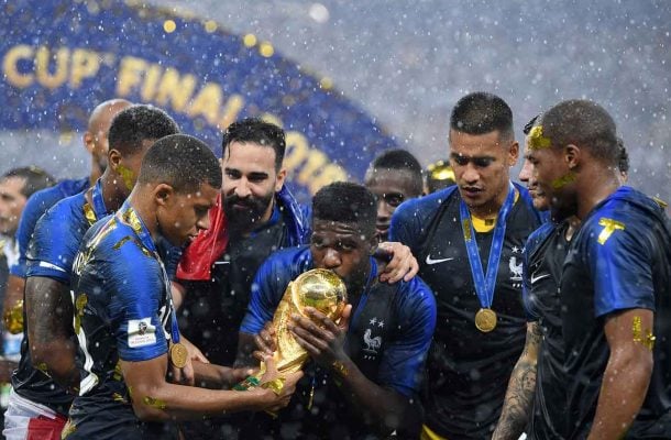 Campeão do Mundo com a França anuncia aposentadoria aos 31 anos