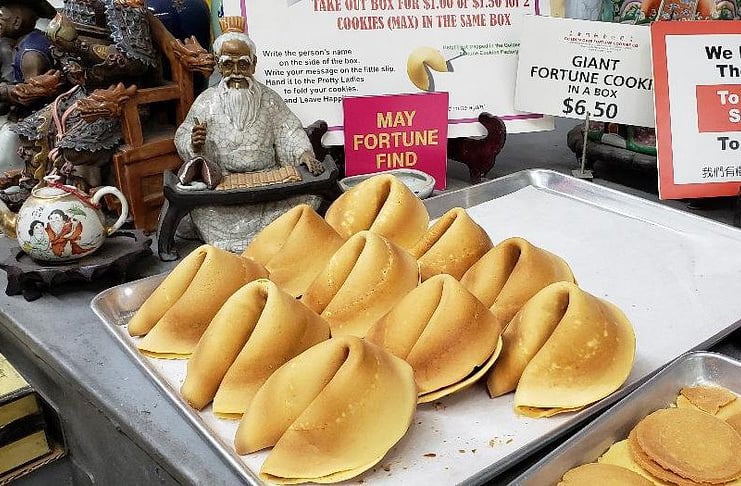 Apesar de serem associadas à cultura chinesa, as galletas da fortuna foram inventadas em San Francisco, no início do século 20. Esse doce curioso, com mensagens dentro, é um símbolo da fusão cultural da cidade — e não tem origem na China!