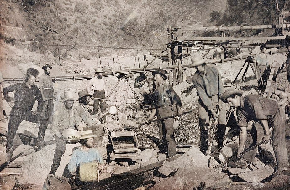 Em 1848, a descoberta de ouro na Califórnia transformou San Francisco em um polo de imigração e comércio. A cidade saltou de 1 mil para 25 mil habitantes em apenas um ano, tornando-se um dos centros mais dinâmicos do país.