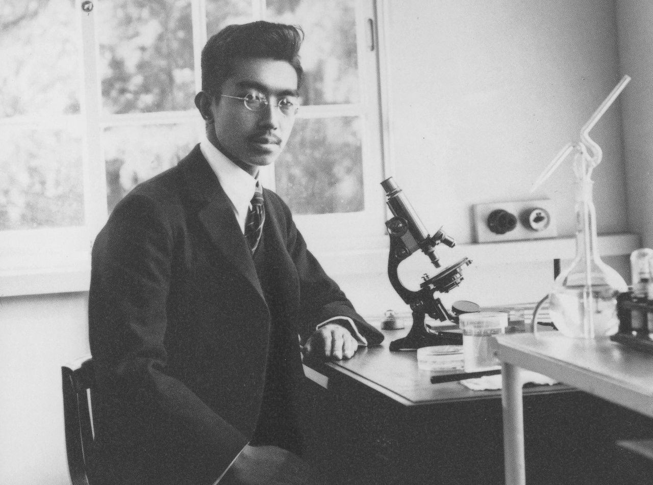 Hirohito foi imperador do Japão de 1926 a 1989, tendo o reinado mais longo da história do país. Seu governo atravessou momentos turbulentos, como a Segunda Guerra Mundial e a ocupação pelas forças aliadas. Nesse período, o Japão passou por profundas mudanças e se tornou uma nação pacífica e democrática.