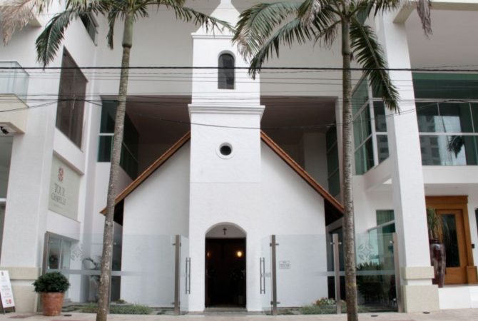 Igrejinha resiste entre arranha-céus no metro quadrado mais caro do Brasil