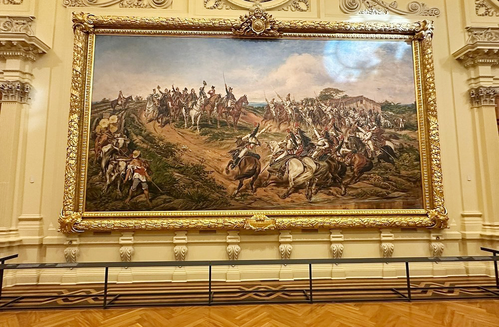 <p>Fundado em 1895, o Museu do Ipiranga guarda mais de 450 mil itens e é referência em história do Brasil. Lá, está abrigada a famosa pintura que eternizou o momento: a obra “Independência ou Morte”, de Pedro Américo. Uma das imagens mais icônicas da história nacional.</p>
