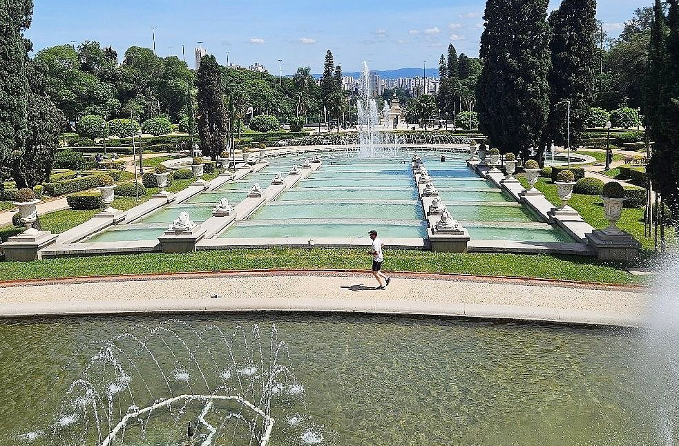 <p>Já a fonte monumental, projetada por Prestes Maia e com capacidade para 850 mil litros, impressiona pelo tamanho e pela elegância. Foi restaurada em 2004, preservando seu valor histórico e estético. Localizada entre os jardins, compõe o cenário simbólico do grito da independência.</p>
