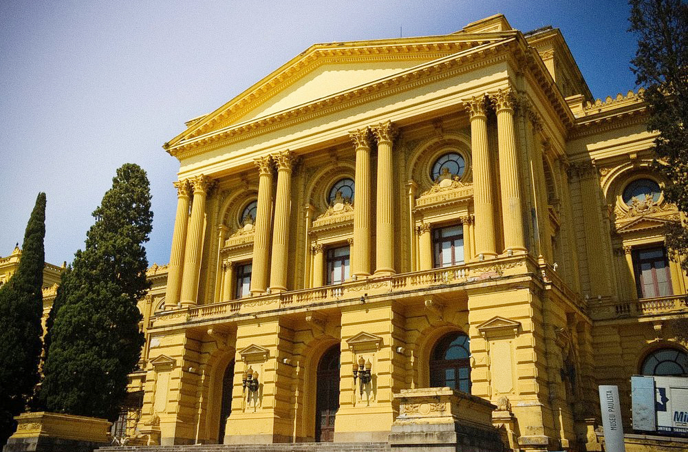 <p>A arquitetura do parque atrai pela sua grandiosidade. O Museu do Ipiranga e o Monumento à Independência foram projetados com estilo neorrenascentista, dentro de uma proposta revivalista, que buscava transmitir imponência e valor simbólico. Essa escolha reforça o papel do local como espaço de memória nacional.</p>
