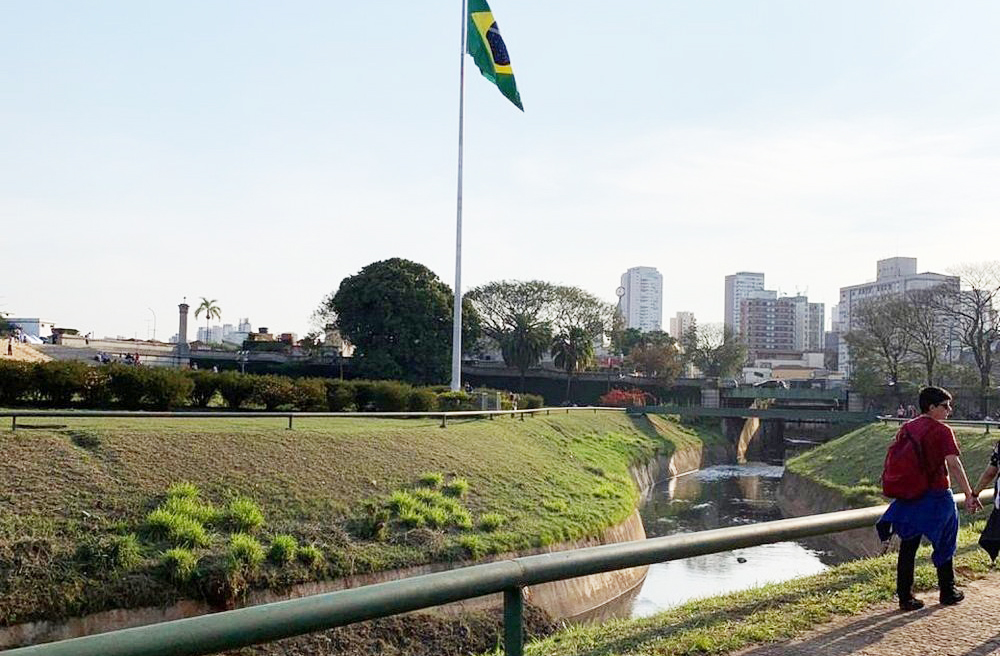 <p>O Projeto Margens Plácidas propôs a criação de um parque linear ao longo do riacho, com foco na recuperação ambiental e na valorização da memória histórica e ecológica do local. O nome faz referência ao Hino Nacional, simbolizando a busca por devolver dignidade e tranquilidade à área.</p>
