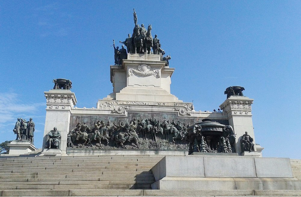 <p>Construído entre 1922 e 1926, o Monumento à Independência é feito de granito e bronze. Representa cenas da luta pela independência do Brasil, com esculturas que homenageiam personagens históricos e momentos decisivos, e abriga a cripta imperial.</p>
