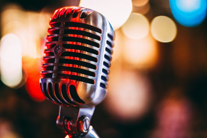 Microfone/música - israel palacio/Unsplash