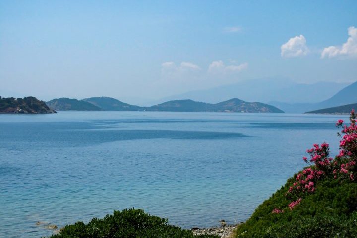 Desde a Antiguidade, o Mediterrâneo foi berço de grandes civilizações, como as gregas, romanas, egípcias e fenícias, funcionando como ponto de encontro entre povos e culturas.