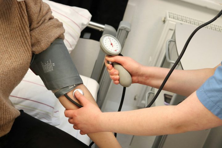 O documento aponta que a melhor forma de se medir é utilizando um aparelho tradicional, de braço, em um consultório médico.