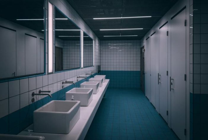 Banheiro de escola, foto NEUTRA - Kenny Miller/Unsplash