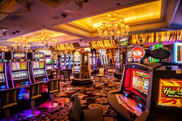 Tradicionalmente associados ao luxo, glamour e turismo, os cassinos oferecem uma variedade de jogos, como roleta, blackjack, pôquer e as famosas máquinas caça-níqueis.