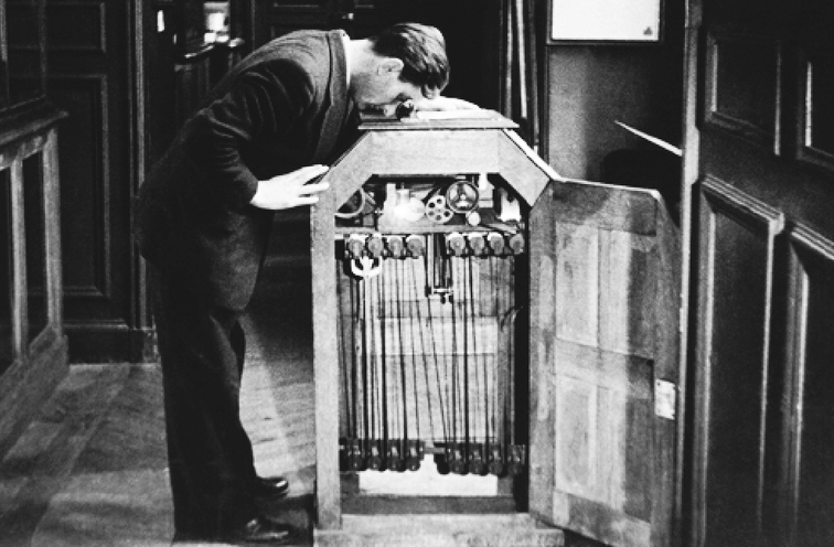 Na época, o inventor Thomas Edison – morava em Nova York – controlava rigidamente o uso do cinetoscópio, antecessor do cinematógrafo criado pelos irmãos Lumière. Foi aí que Los Angeles entrou em cena: sua distância geográfica dificultava a fiscalização, favorecendo cineastas livres. Isso impulsionou o nascimento de Hollywood.. 
