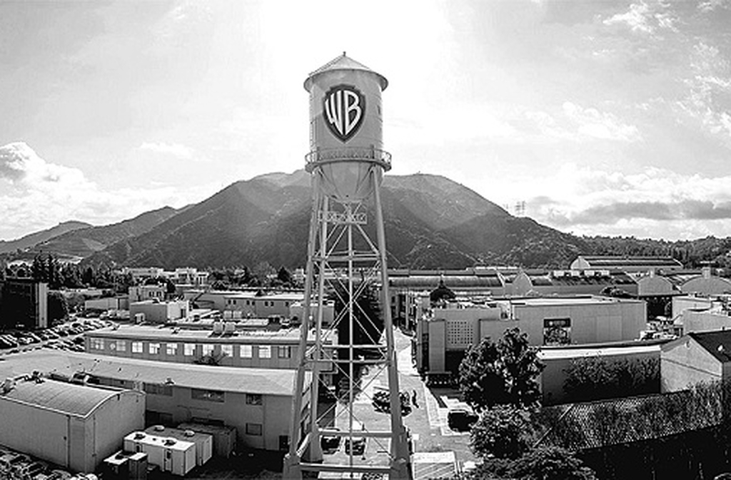 Diante disso, a cidade se viu repleto de estúdios de cinema, que tinham um fluxo de produção constante. Alguns dos nomes mais conhecidos foram fundados naquela época, como MGM, Paramount, Warner Bros, Fox e Columbia. A sétima arte, aliás, é uma das principais atividades comerciais dos californianos, além de abastecer a indústria cinematográfica mundial.