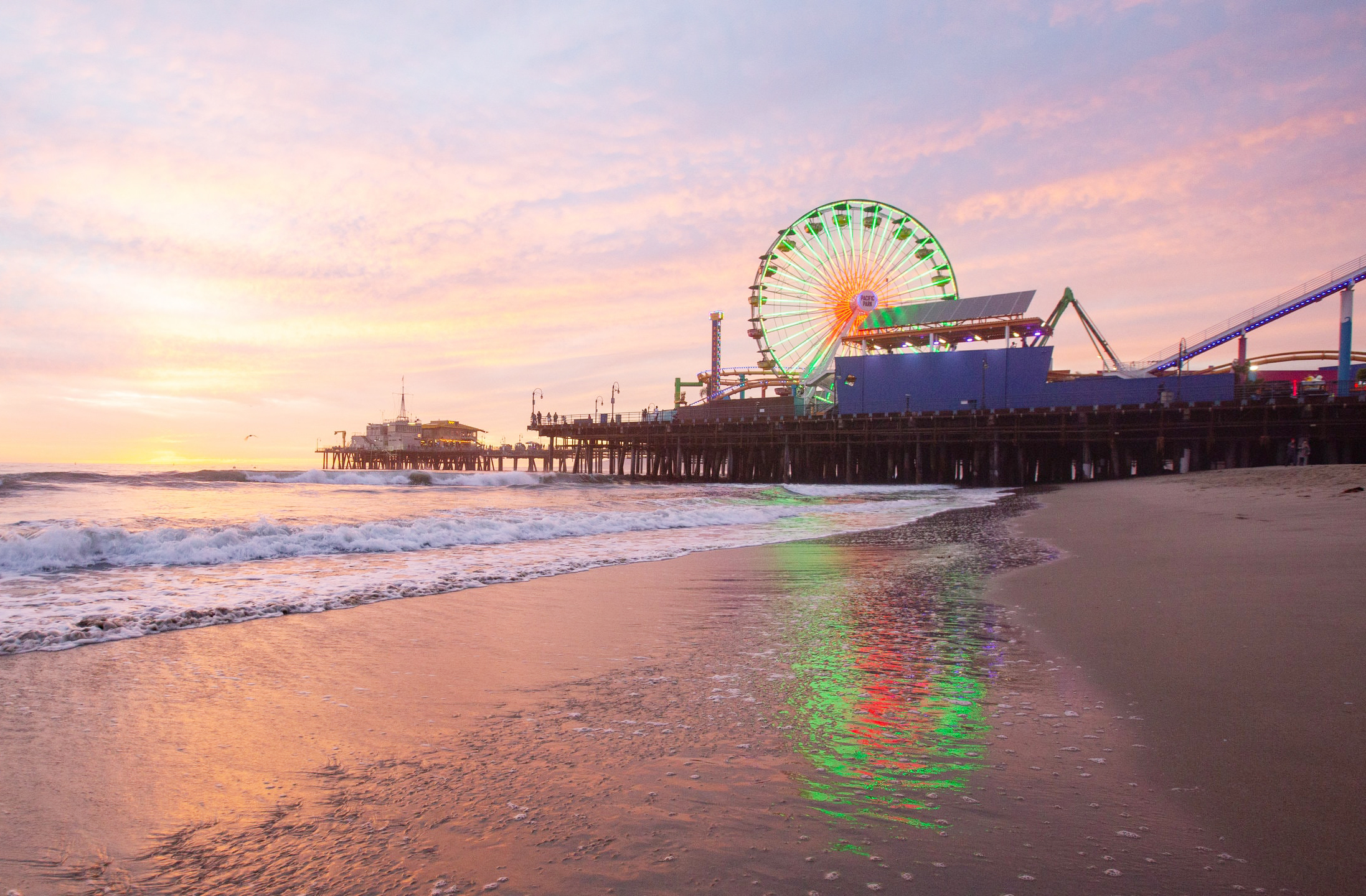 Tem, ainda, o Píer de Santa Mônica: um ponto turístico imperdível com parque de diversões, aquário e vista para o Pacífico, ideal para lazer e fotos inesquecíveis. O pôr do sol no local é um espetáculo à parte, tornando o píer um dos cartões-postais mais amados de Los Angeles.