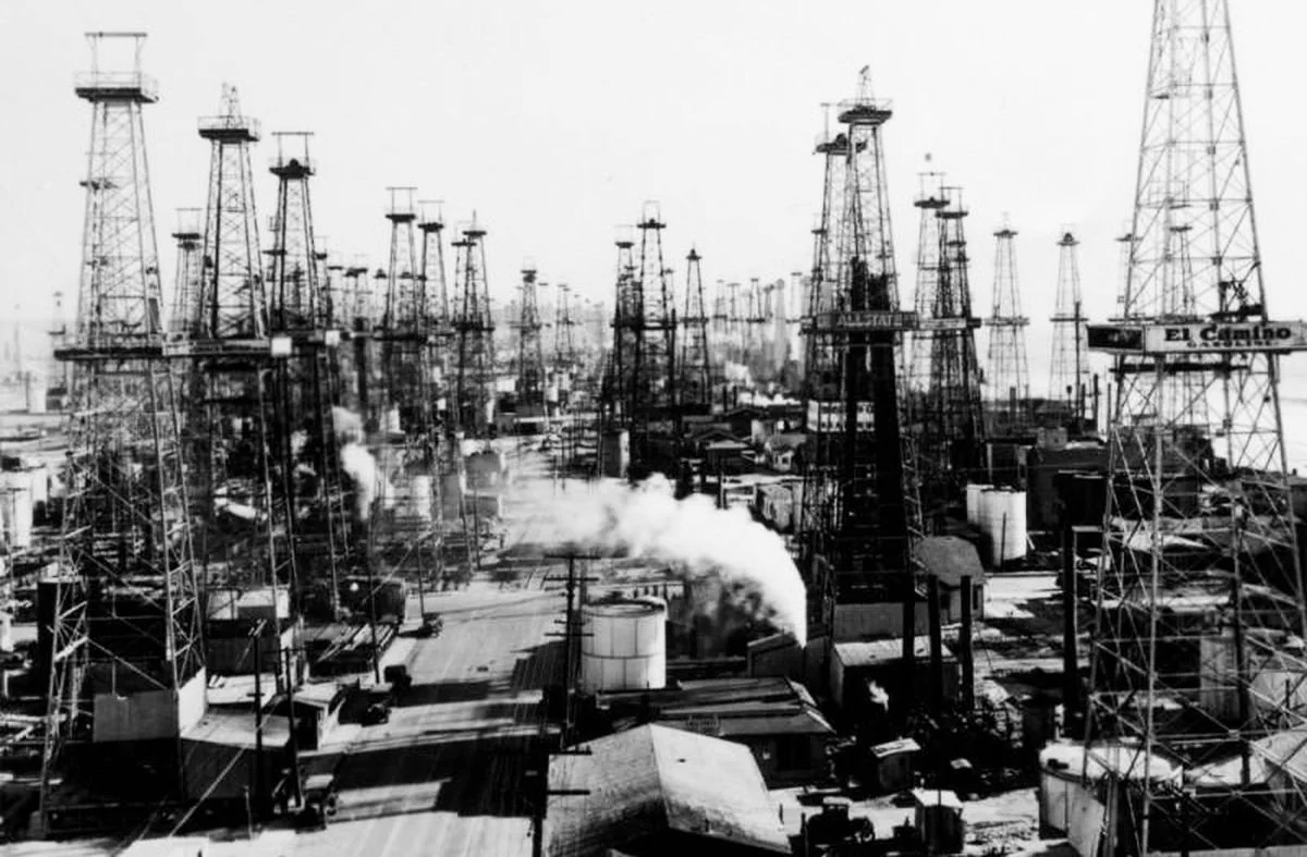 Com o boom de petrÃ³leo, entre 1890 e 1920, Los Angeles se transformou em um centro econÃŽmico emergente, atraindo investimentos e populaÃ§Ã£o.