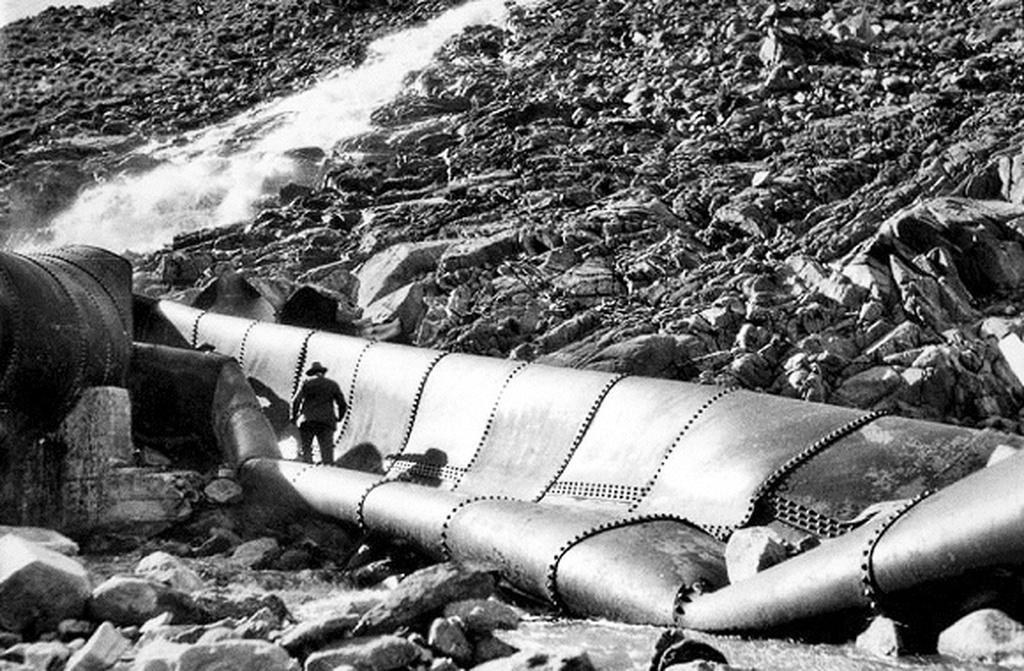 O grande incremento de população da cidade depois da chegada do trem e do descobrimento de petróleo, porém, trouxe o problema da escassez de água. Para solucioná-lo, as autoridades locais decidiram construir um aqueduto no rio Owens e as obras começaram em 1908, dando lugar à conhecida “Guerra da Água da Califórnia”.