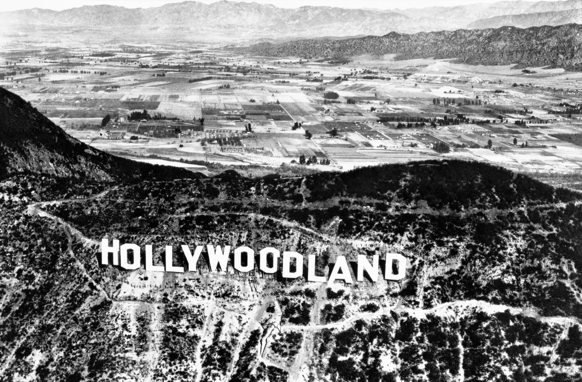 Entretanto, foi só no início do século 20 que surgiu o bairro de Hollywood e a cidade se estabeleceu como a capital do cinema. Seu clima agradável, com sol na maior parte das estações, atraiu a indústria em crescimento. 