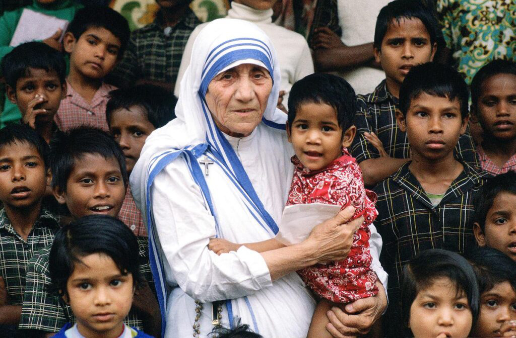 Madre Teresa via nas crianças a beleza da criação divina. Costumava dizer: 