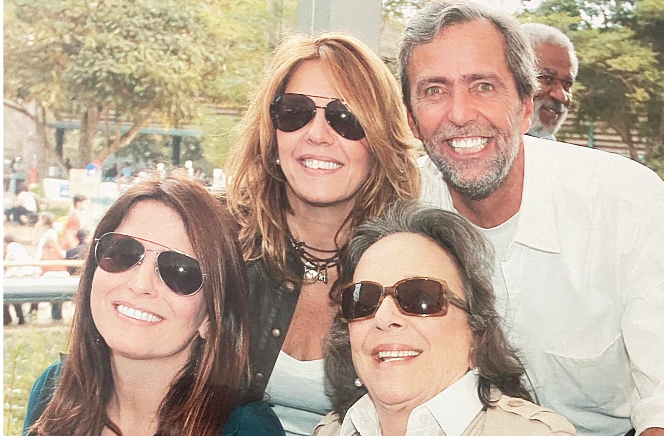 Filha de um coronel do exército brasileiro, Rubens Tramujas Mäder, cujo nome batiza a rodovia RJ-163 que leva a Penedo, e de uma assistente social, Ângela Maria da Silveira, Malu tem ascendência libanesa.
