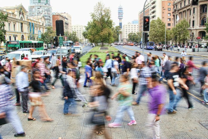 Pedestres na cidade grande - mauro mora/Unsplash