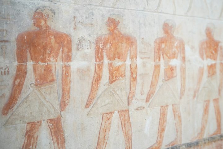 Evidências arqueológicas mostram que a prática de marcar a pele acompanha os seres humanos há milhares de anos.