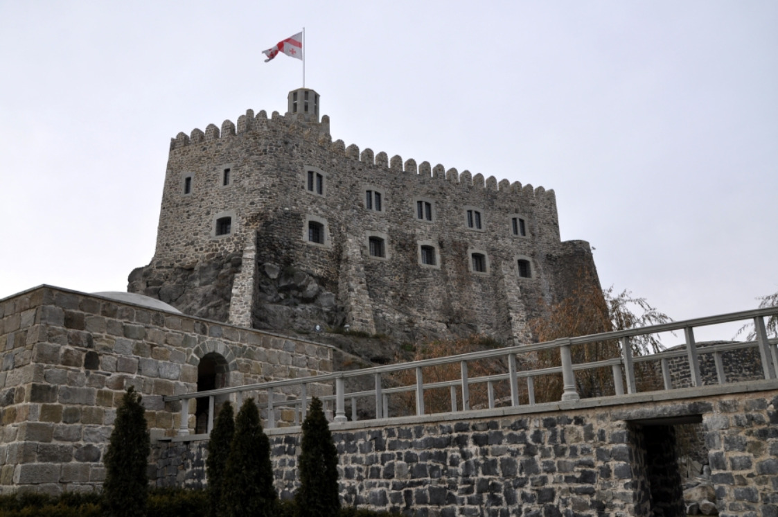  O país também abriga muitos castelos históricos, como Rabati, Khinkani, Aspindza e Ninotsminda.
