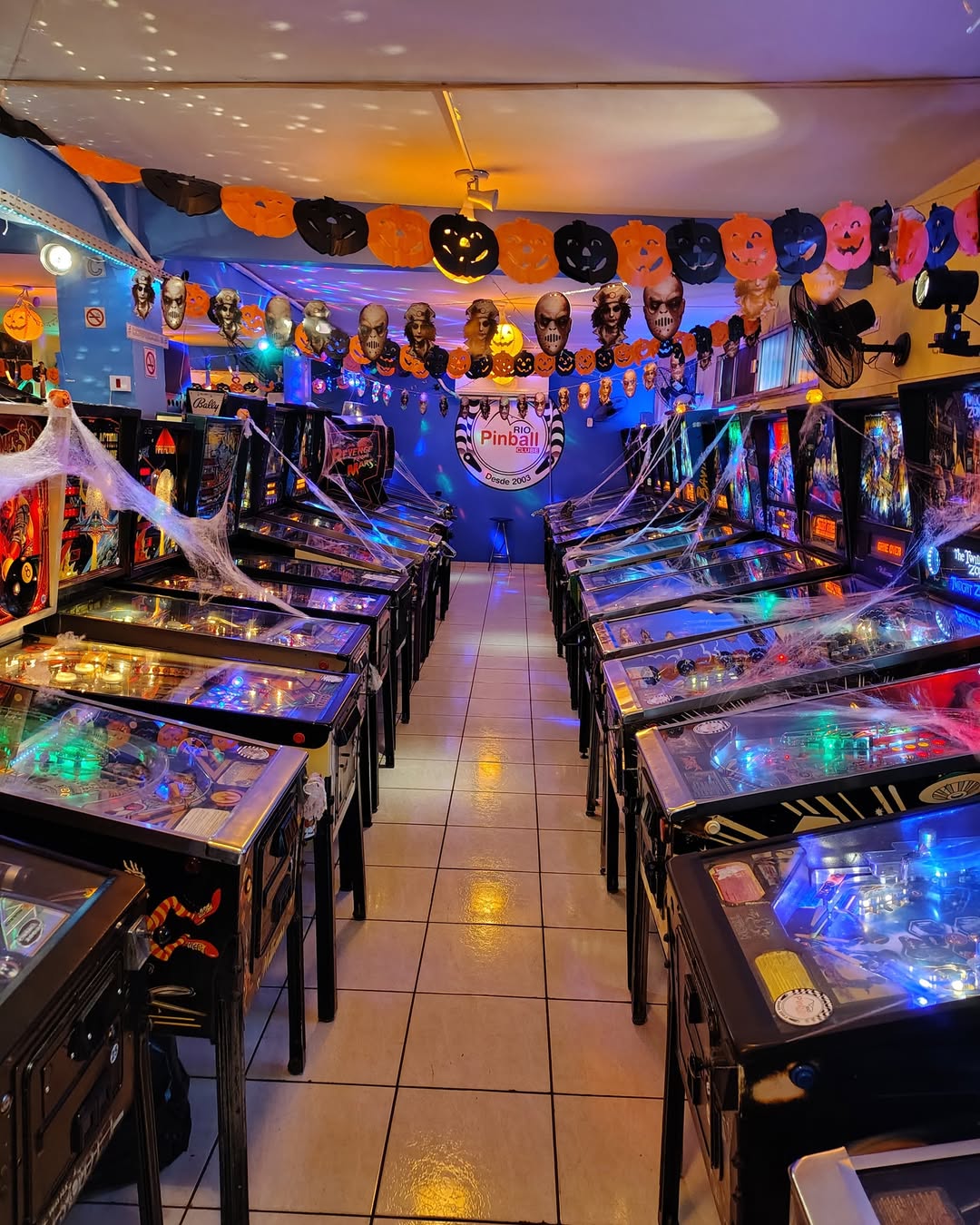 No Rio de Janeiro, o destaque é o Rio Pinball Clube, localizado no bairro de Ramos. O espaço é considerado um paraíso para os fãs, com cerca de 130 máquinas em funcionamento, incluindo desde clássicos do pinball até arcades como Pac-Man e Donkey Kong. 
