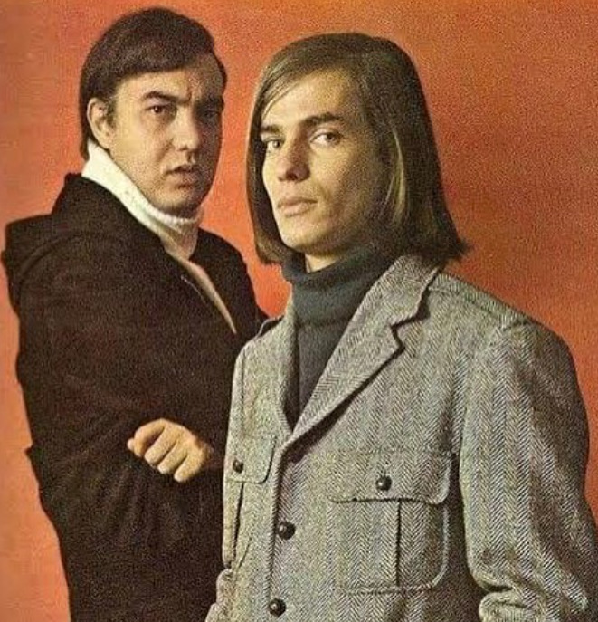 Sua carreira no mundo artístico começou no meio musical durante a 