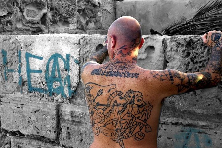 Com o passar dos sÃ©culos, a tatuagem sofreu perÃ­odos de marginalizaÃ§Ã£o no Ocidente, sendo associada a marinheiros, prisioneiros e grupos sociais especÃ­ficos, atÃ© ressurgir como expressÃ£o de liberdade individual no sÃ©culo 20.