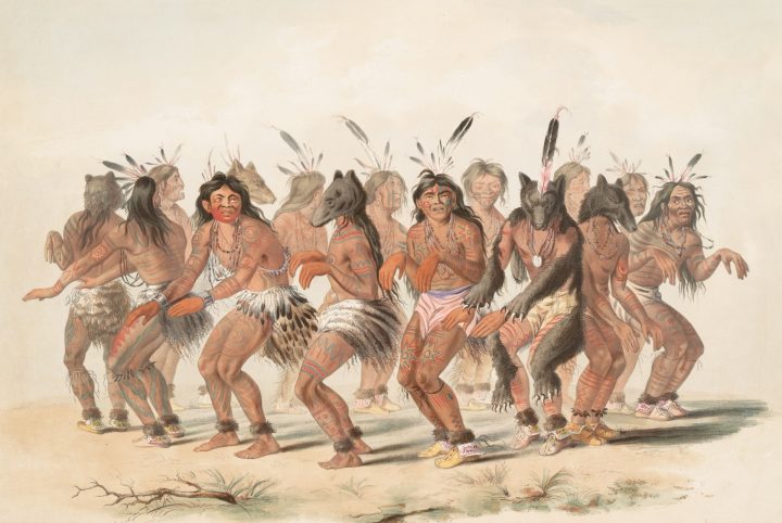 Entre os povos indígenas, especialmente nas Américas, na África e na Oceania, a tatuagem tinha forte relação com rituais de passagem, identidade tribal, proteção espiritual e ligação com ancestrais.