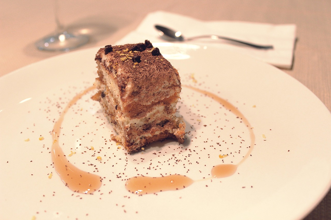 Assim, a umidade deste queijo é drenada por meio de uma pequena quantidade de ácido cítrico, e um pano fino. Como resultado, surge um creme lisinho, que é utilizado em diversas receitas, como no irresistível tiramisù.