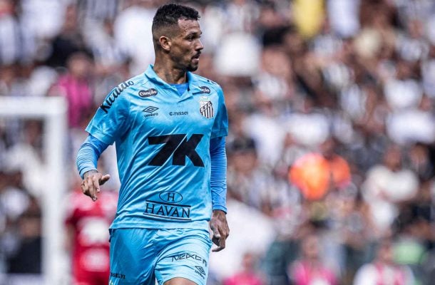 Expulsão de Zé Ivaldo reabre disputa por vaga na defesa do Santos