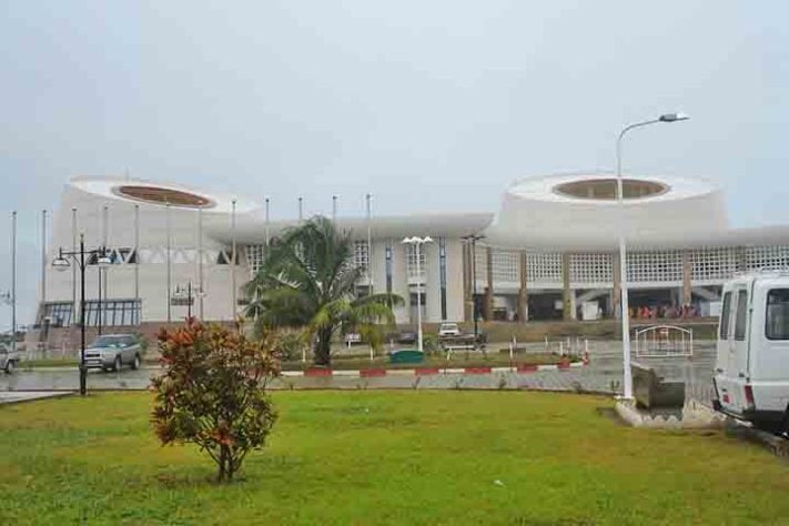 Palácio do Congresso em Cotonu - Benin (República do Benim), África - peacecorpschadsey/Wikimédia Commons