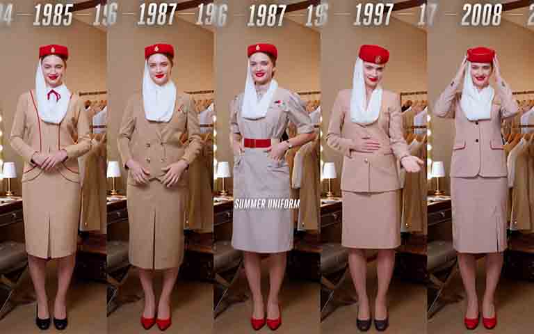 1985 – O primeiro uniforme da Emirates, usado por apenas 80 tripulantes, refletia o espírito exuberante da década de 1980. Em tons de vermelho e dourado, o conjunto trazia jaquetas bege-areia que representavam as dunas do deserto. 
