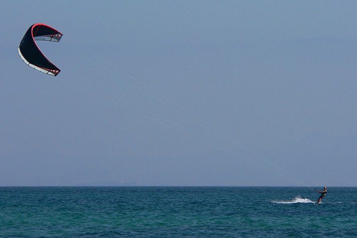 Kitesurf, kiteboarding, originalmente flysurfing,, esporte aquático - Manuel González Olaechea /Wikimédia Commons