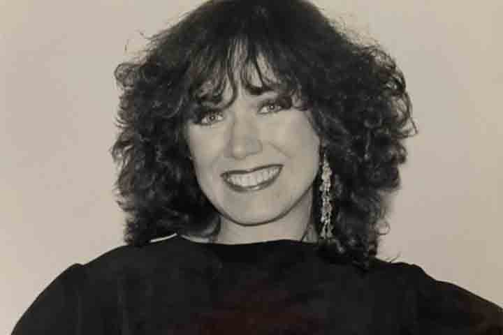 Filha do italiano Gino Bertolli e da portuguesa Almedina Sofia Cabral, Lilia cresceu na Lapa, bairro da zona oeste paulistana. A origem familiar e a disciplina herdada dos pais marcaram sua formação artística e pessoal. 
