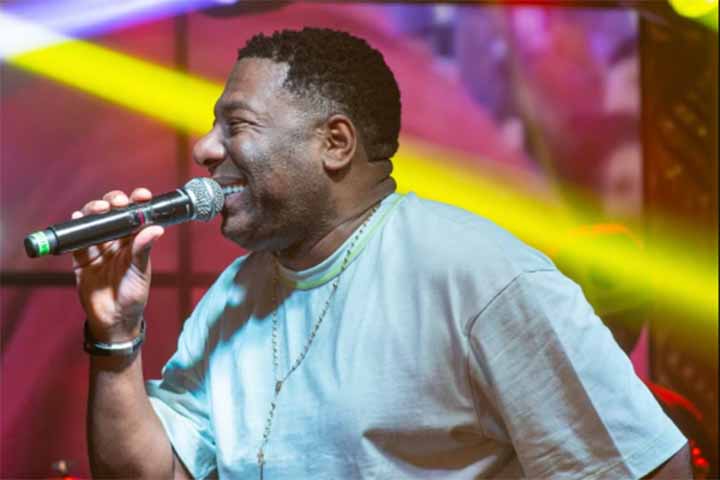 Como vocalista, ajudou a emplacar sucessos como â??Cohab Cityâ? e â??Tanajuraâ? e contribuiu para a projeÃ§Ã£o nacional do conjunto na dÃ©cada de 1990. 
