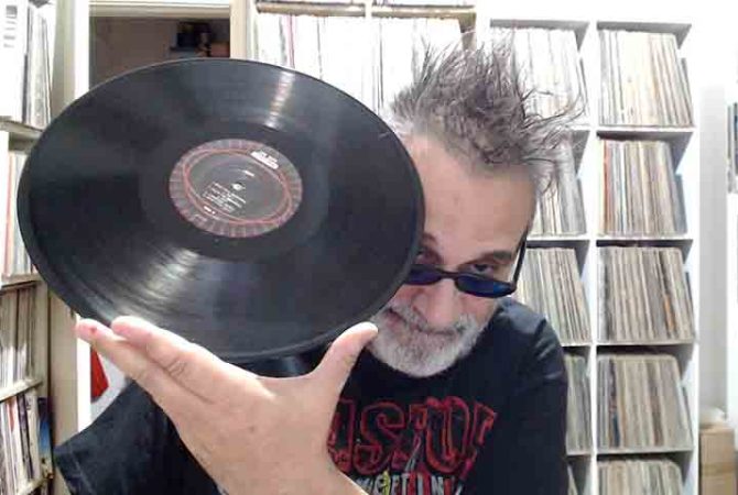 Regis Tadeu faz 65 anos: a trajetória do crítico musical ‘sem papas na língua’