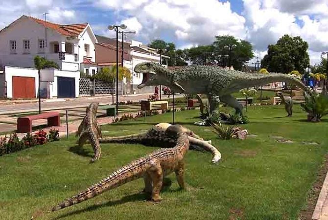 Cidade da Bahia atrai turistas e estudantes por seus dinossauros