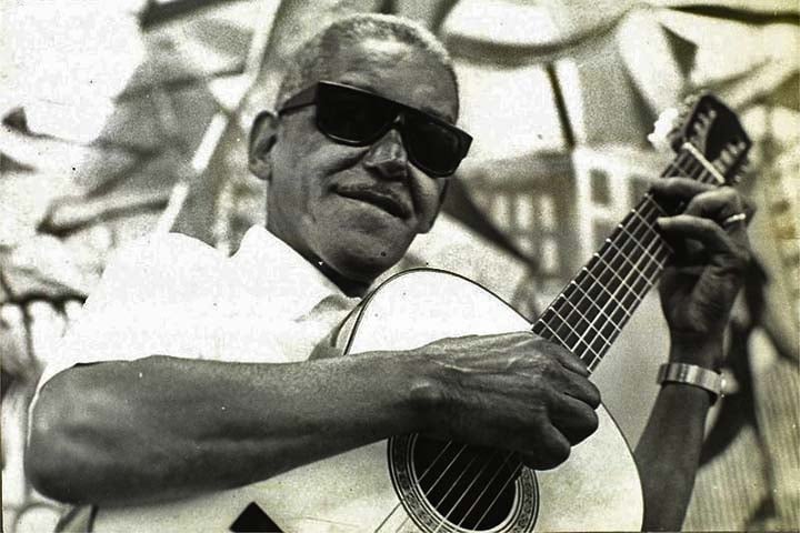 Filho de Sebastião Joaquim de Oliveira e Aída Gomes de Oliveira, ele cresceu em um ambiente simples, mas cercado de música. Seu pai, que era violonista amador, foi o primeiro a lhe ensinar os acordes do instrumento que o acompanharia por toda a vida. 
