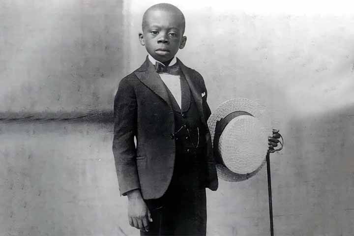 Sebastião Bernardes de Souza Prata nasceu em 18 de outubro de 1915, em Uberlândia, Minas Gerais, e viria a ser famoso ainda jovem como Grande Otelo.
