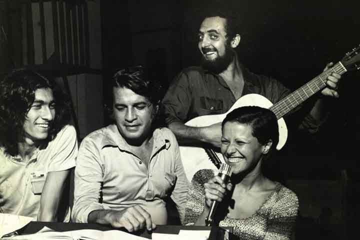 O lado profissional decolou em 1971, em Brasília, ao vencer o festival da Ceub com a música 