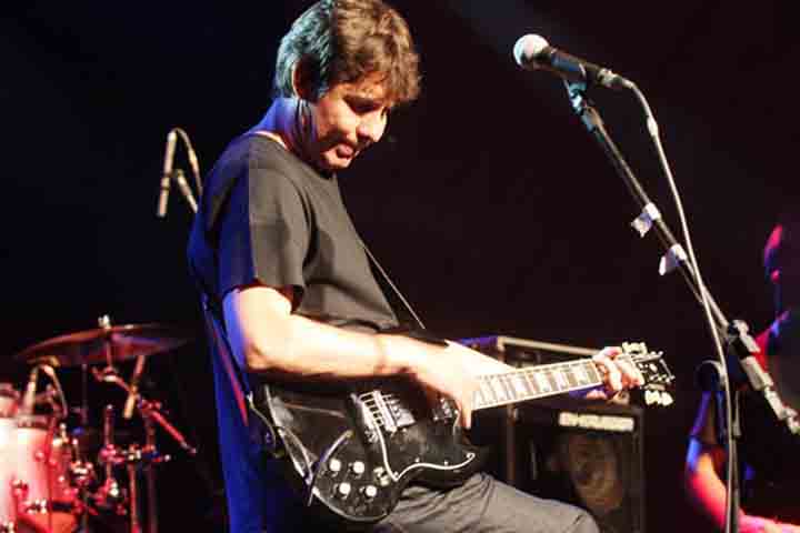 “Apesar do quadro ainda ser delicado, ele teve uma noite tranquila sem intercorrências”, informou a nota enviada à emissora. “Continuamos crendo em sua plena recuperação”, completou a família.
