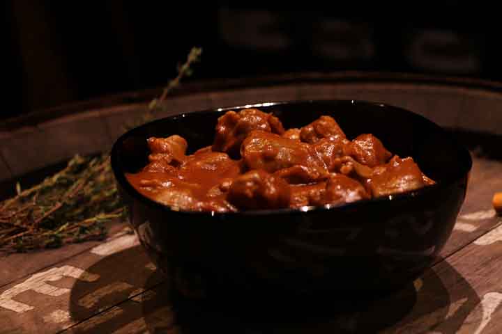 Diferentemente das carnes mais comuns, a moela combina proteínas em alta concentração, perfil de micronutrientes relevante e custo relativamente baixo.
