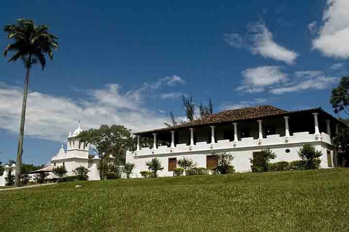 A Fazenda Colubandê é um complexo arquitetônico colonial tombado pelo Iphan, com a casa-grande do século XVIII e a capela de Sant'Ana de 1618.