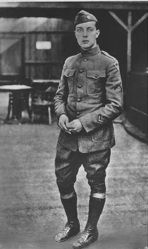 Uma curiosidade de sua trajetória é que ele serviu o exército americano durante a Primeira Guerra Mundial, sendo enviado à França, o que provocou uma curta interrupção em sua carreira.
