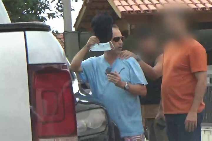 Pereira contou que fez o pagamento em dinheiro a uma pessoa que intermediou a compra do documento em um cartÃ³rio. 
